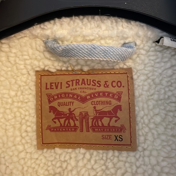 Levi's Original Sherpa Trucker Jacket in light wash - Picture 8 of 15